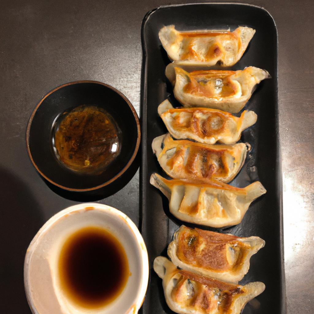 Smažené knedlíčky gyoza s omáčkou