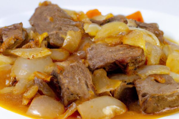 Tradiční hovězí guláš s cibulí