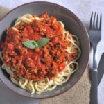 Veganská boloňská omáčka s těstovinami