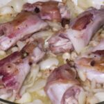 Králík na česneku a slanině